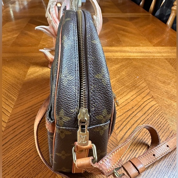 Louis Vuitton Vintage Senlis Monogram Crossbody
Shoulder Bag! - Picture 10 of 10